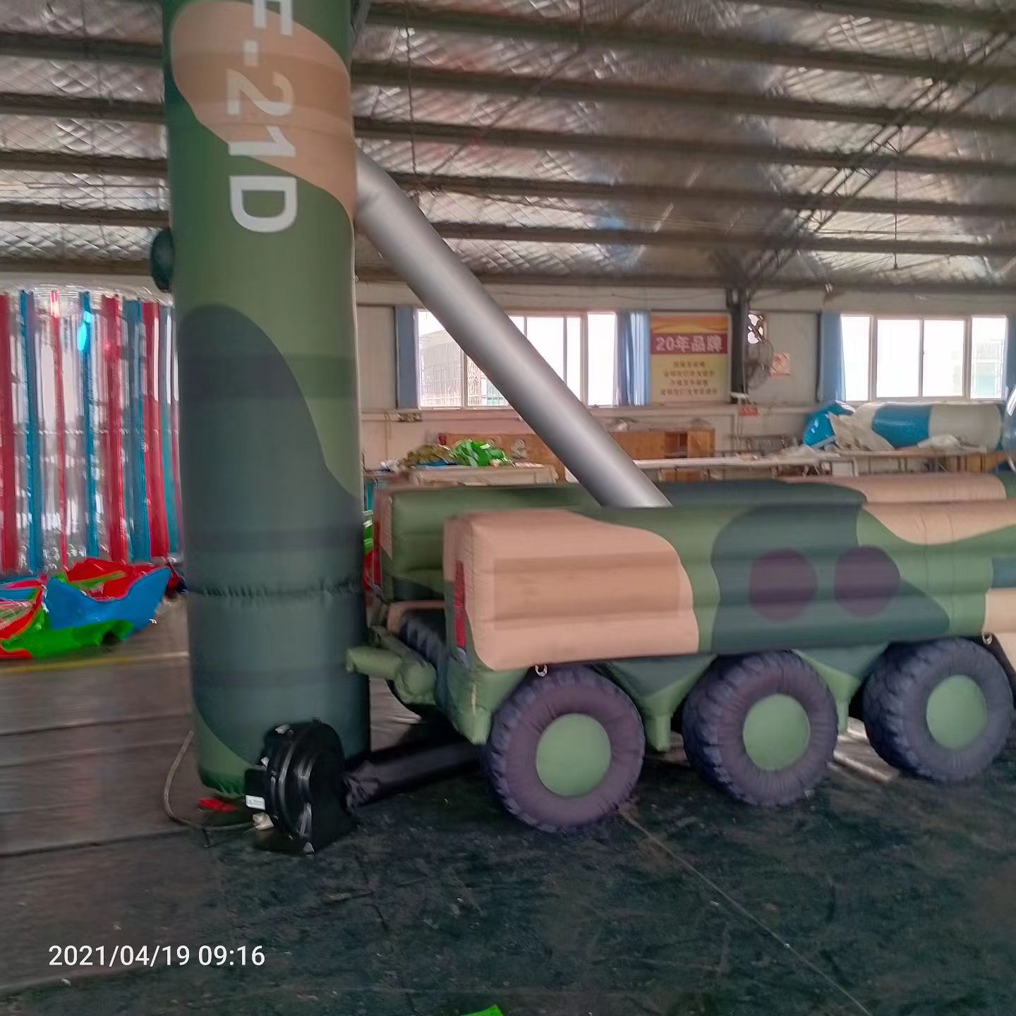 新宁军事演习中的充气目标车辆：模拟发射车雷达车坦克飞机